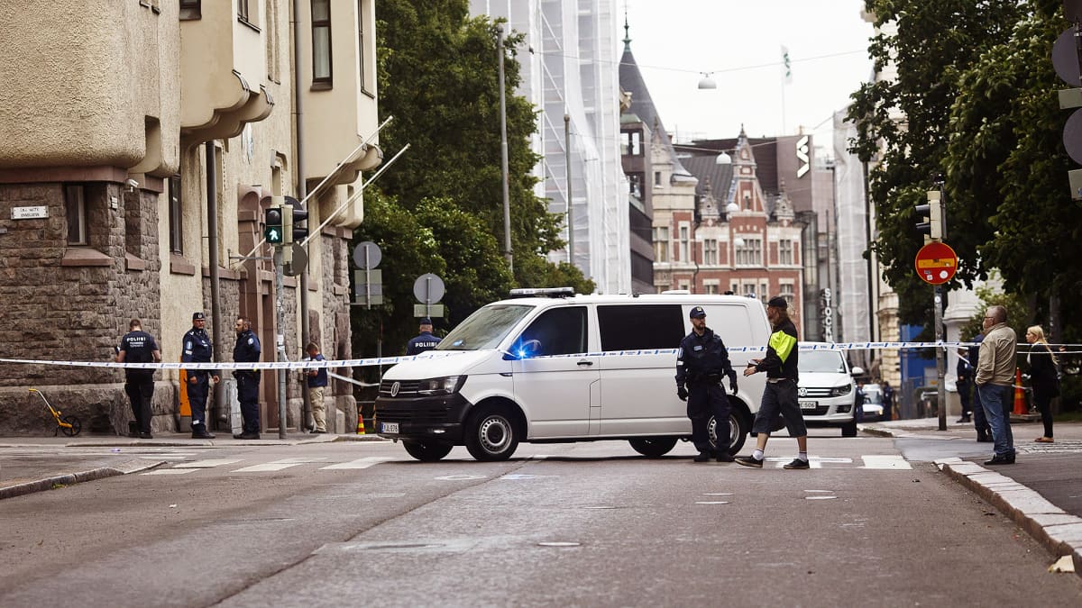 Poliisi onnettomuuspaikalla Annankadun ja Lönnrotinkadun risteyksessä.