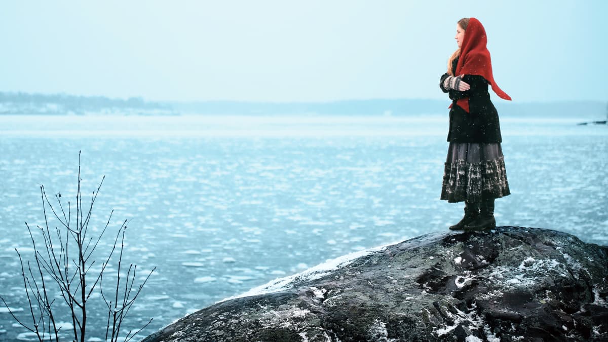 Laura Alajääski Myrskyluodon Maija -näytelmässä.