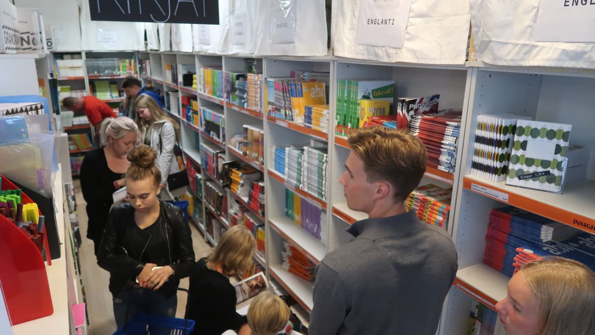 Asiakkaita Jamera-kirjakaupassa Tampereella.