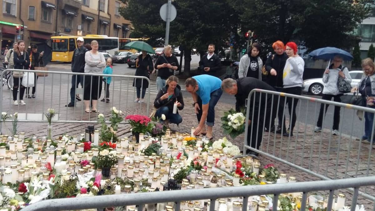 Tasavallan presidentti Sauli Niinistö laskee kukat Turun terroriteon uhrien muistoksi Turun Kauppatorilla.