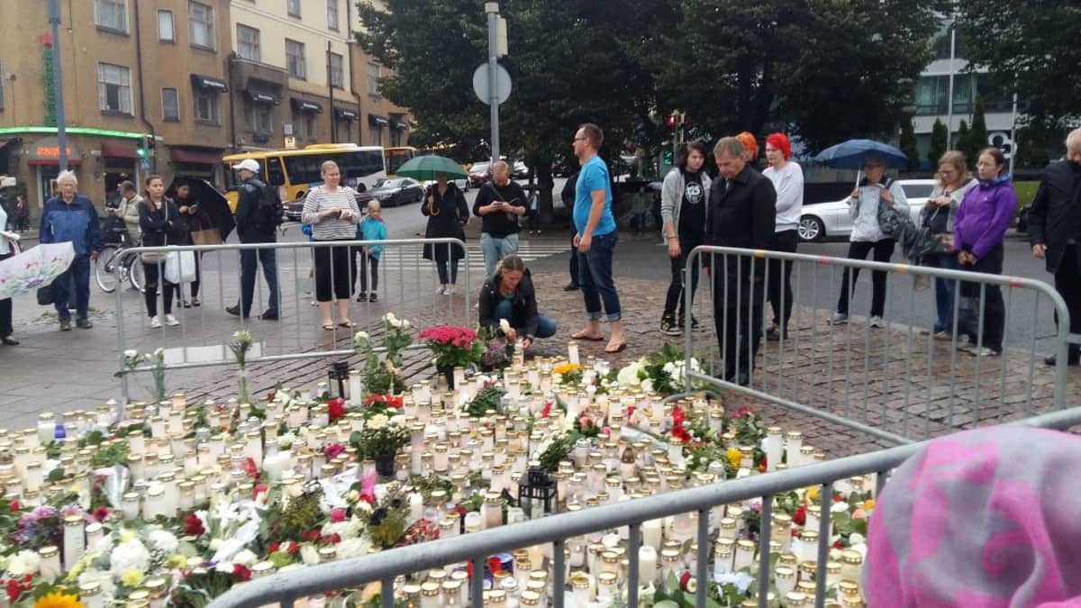Tasavallan presidentti Sauli Niinistö laskee kukat Turun terroriteon uhrien muistoksi Turun Kauppatorilla.