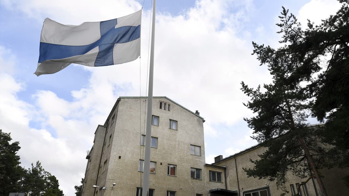 Suomen lippu puolitangossa Pansion vastaanottokeskuksen pihalla Turussa lauantaina 19. elokuuta 2017. 