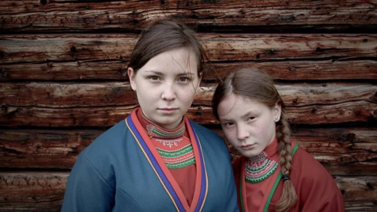 Lene Cecilia Sparrok (Elle-Marja) ja Mia Sparrok (Njenna)