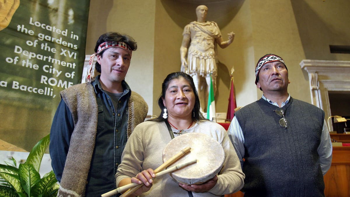 Mapuche-intiaanit Mauro Millon (vas.), Rosa Sara Rua Nahuelquir ja Atilio Curinanco kuvattuna Roomassa World Summit of Nobel Peace Laureates -tapahtumassa 10. marraskuuta 2004.