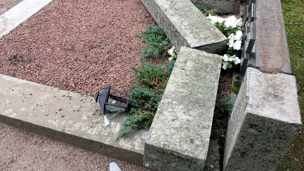 Kaadettu hautakivi Lahden vanhalla hautausmaalla