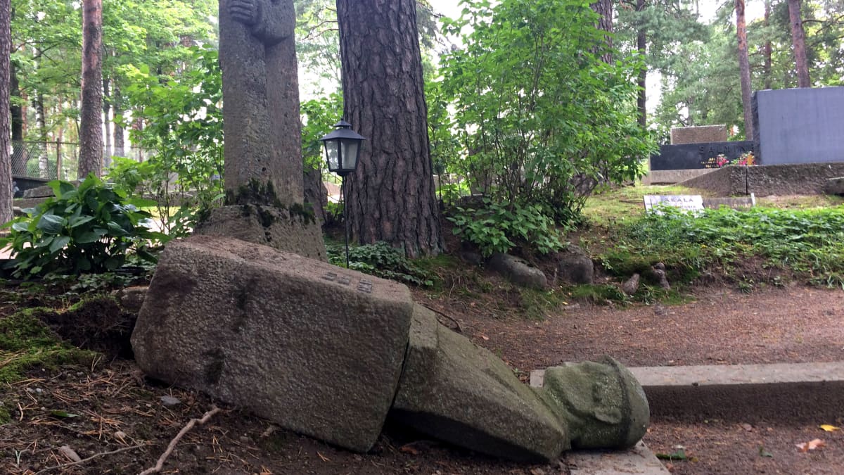 Kaadettu hautakivi Lahden vanhalla hautausmaalla