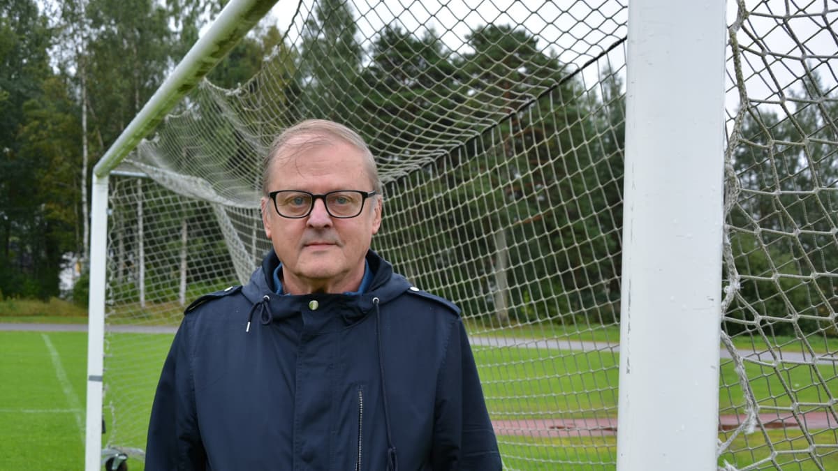 Professori Kari Uusikylän yksi lempipaikoista on yhä jalkapallokenttä. 