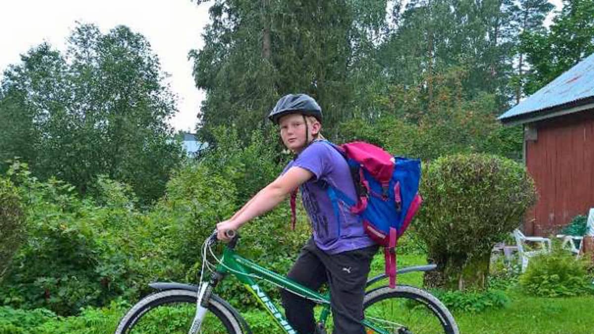 Veeti Pesonen pyörän selässä