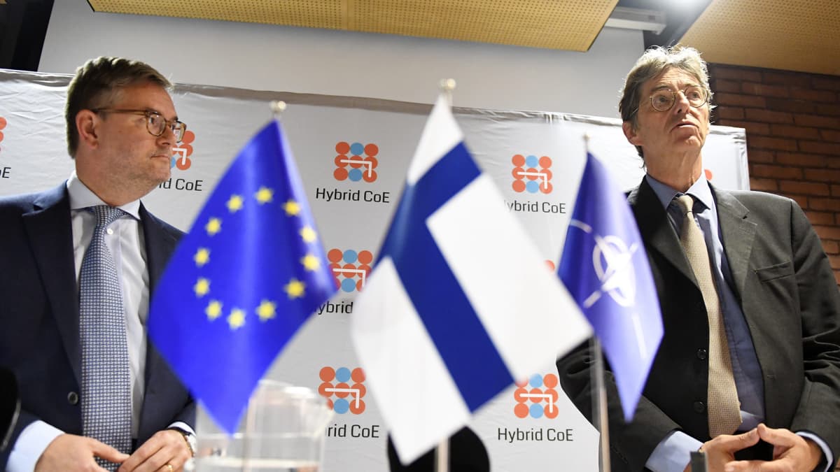 EU:n turvallisuusunionista vastaava komissaari Julian King (vas.) ja Naton apulaispääsihteeri Arndt Freytag von Loringhoven Hybrid Challenge 2017 -seminaarissa Helsingissä 6. syyskuuta