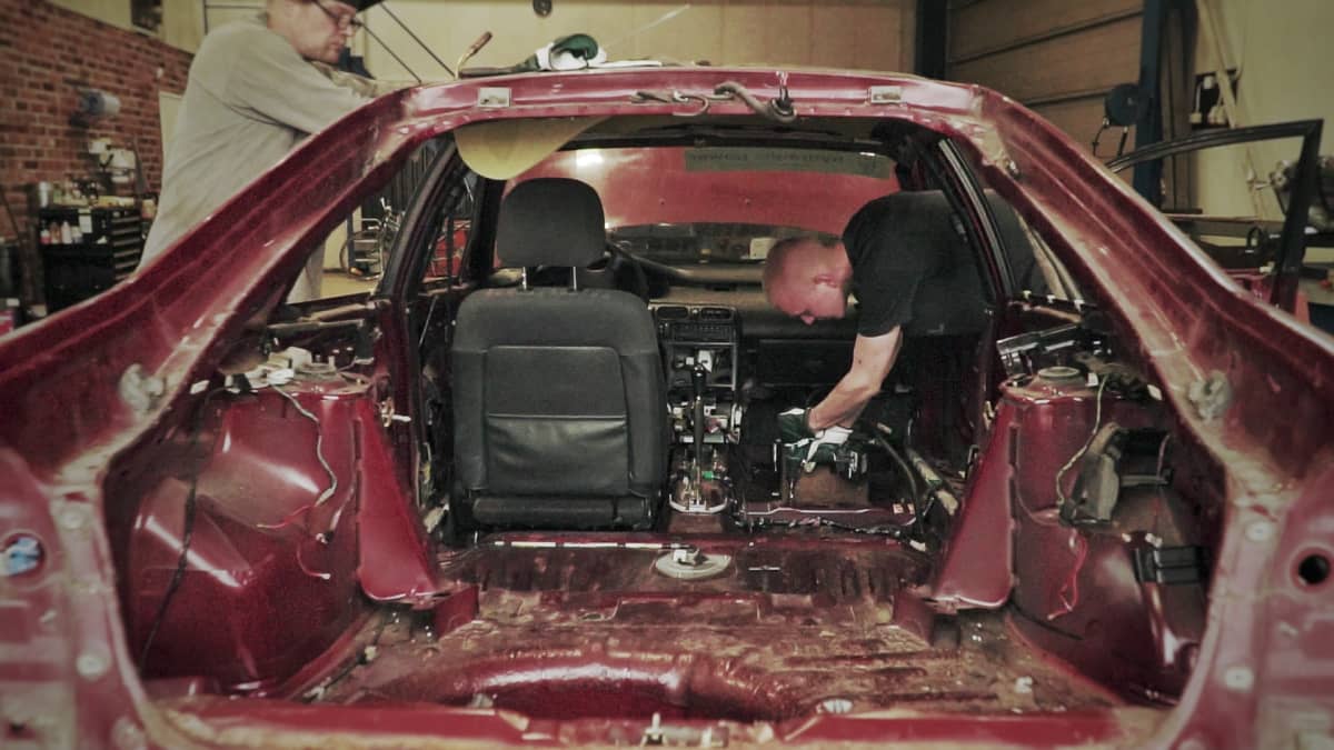 Romuralliautoista puretaan kaikki palavat ja vaaralliset osat.