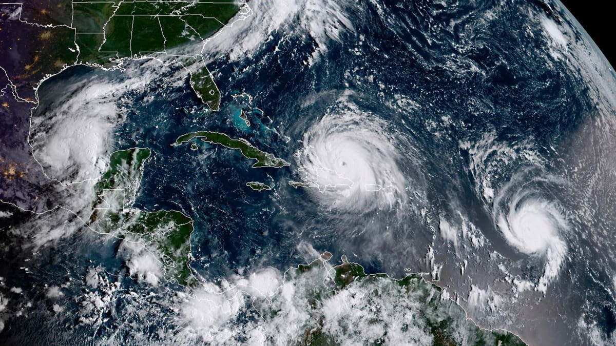 NOAA:n satelliittikuvassa 7. syyskuuta näkyvät vasemmalta oikealle lueteltuina hurrikaani Katia, hurrikaani Irma ja hurrikaani Jose.
