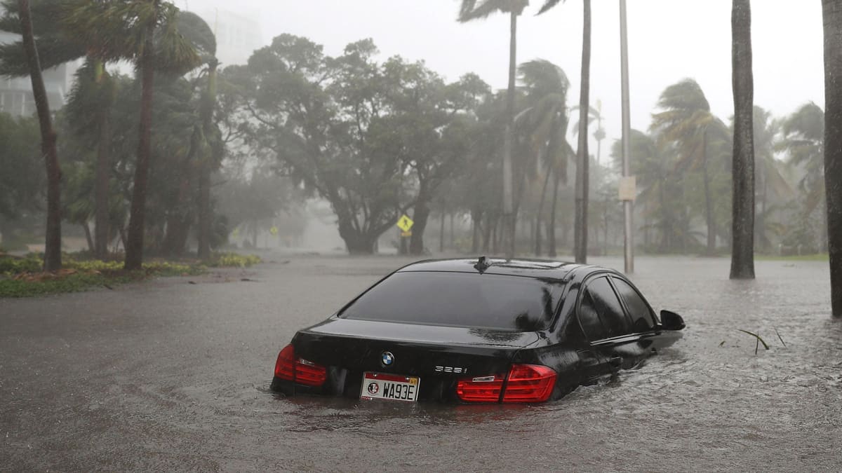 Henkilöauto hurrikaani Irman aiheuttaman tulvan saartamana Miamissa 10. syyskuuta. 