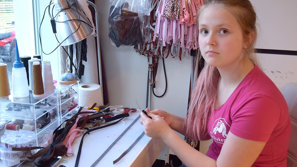 13-vuotias tyttö valmistaa keppihevostarvikkeita