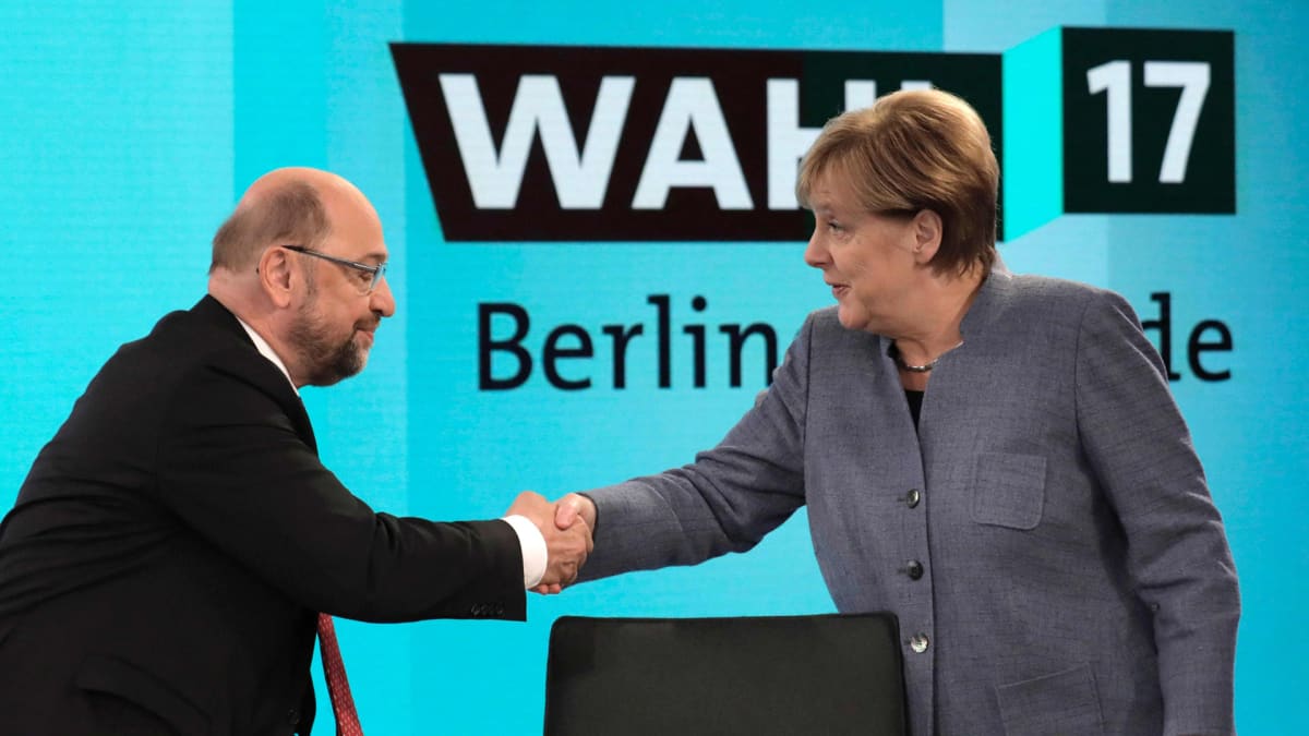 CDU:n puheenjohtaja Angela Merkel kättelee sosiaalidemokraattien johtajaa Martin Schulzia ennen TV-keskustelun alkua Berliinissä 24. syyskuuta. 