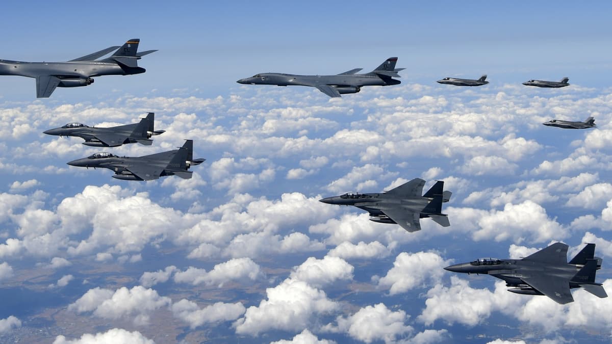 Etelä-Korean ilmavoimien F-15-hävittäjät (etualalla) ja Yhdysvaltain ilmavoimien F-35-hävittäjät (takana) suojaavat yhdysvaltalaisia B-1B-pommikoneita harjoituslennolla Etelä-Koreassa 18.8.2017