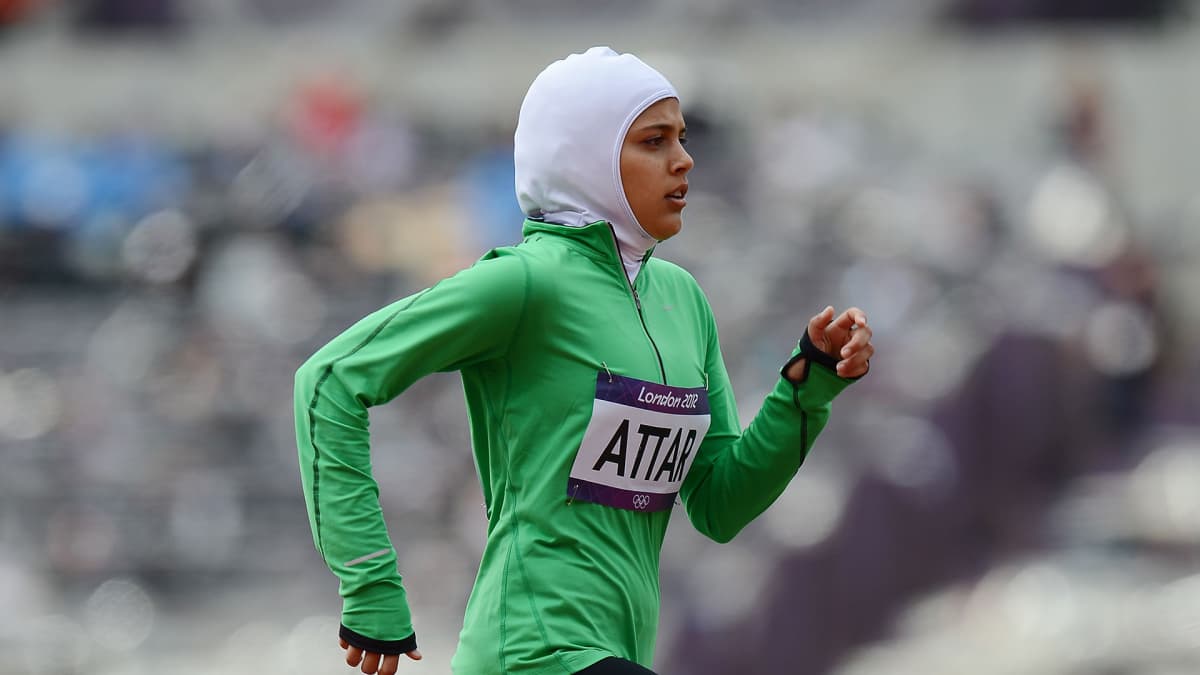 Saudi-Arabian urheilija Sarah Attar kilpaili naisten 800m juoksussa kesäolympialaisissa Lontoossa 2012. 