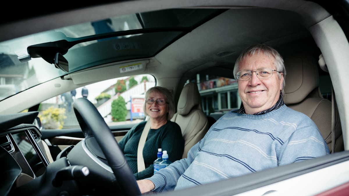 Laila ja Sven Gustavsen istuvat autossa.