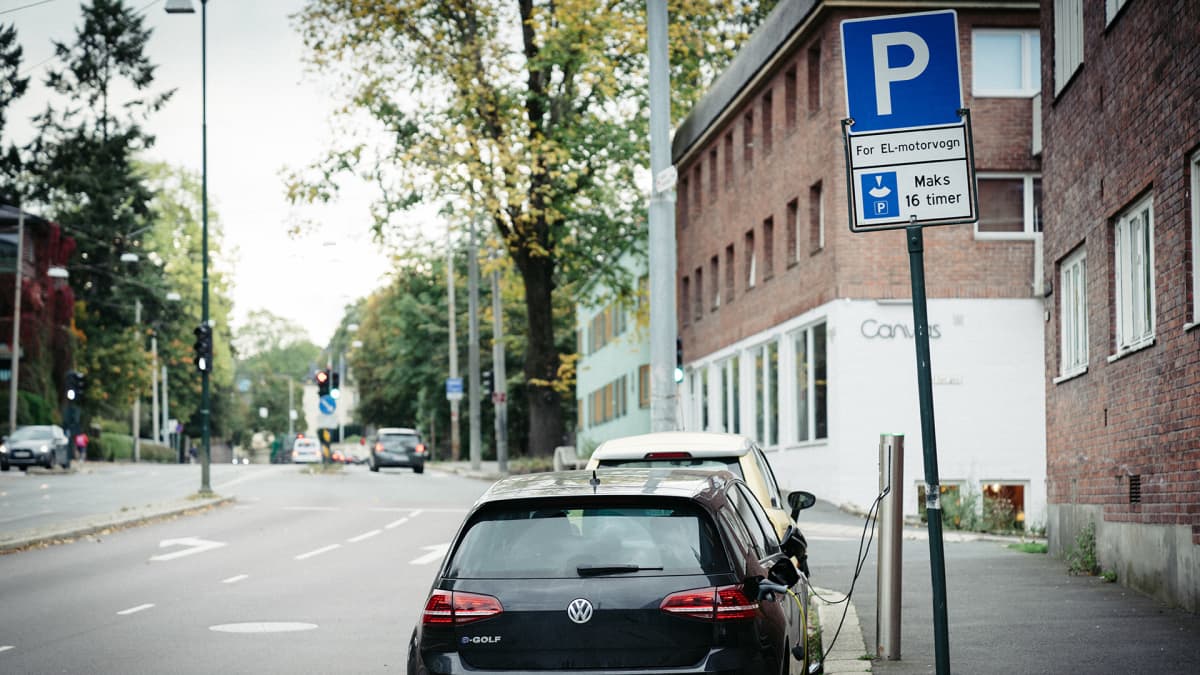 Sähköautoja latauspisteellä.