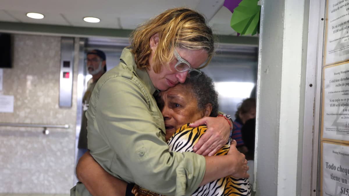 Puerto Ricon pääkaupungin pormestari Carmen Yulin Cruz halasi hirmumyrskystä selvinnyttä vanhusta