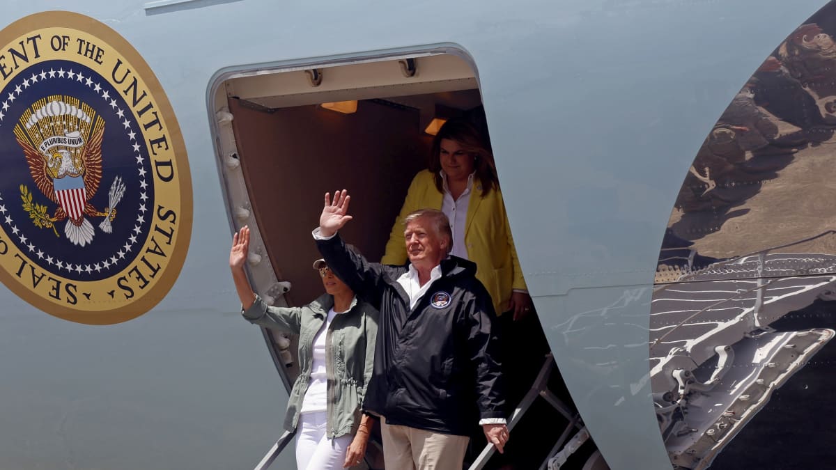 Donald Trump ja Melania Trump astuvat lentokoneesta.