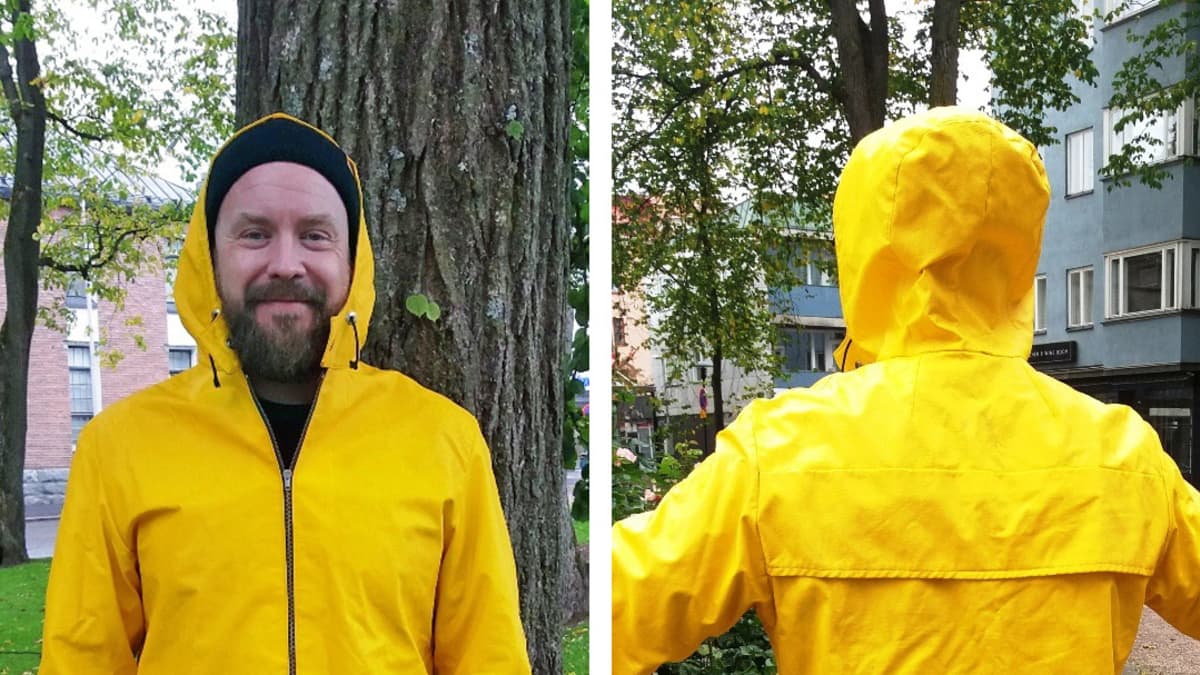 Miehellä keltainen sadetakki