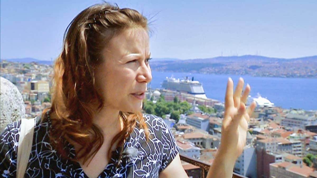 Toimittaja Ayla Albayrak.
