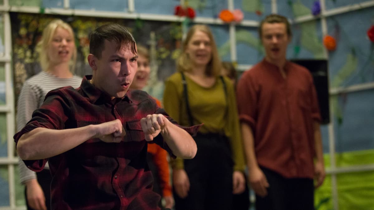 Nurmijärven iltamissa nähtiin myös Elinan surma -kuvaelma. Klaus Kurkena iltamien apulaisohjaaja Vesa Kivinen.