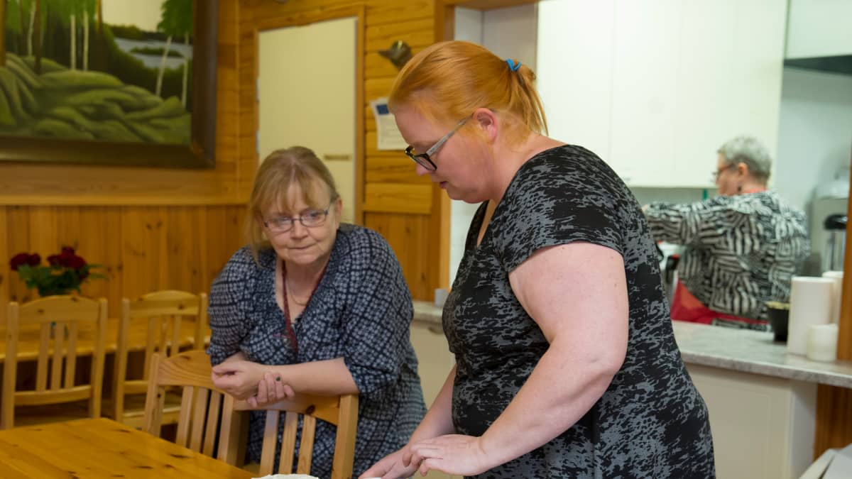 Buffettarjoilu syntyi talkootyönä. Kakkuja viimeistelemässä äiti ja tytär, Taina ja Virve Mahkonen.
