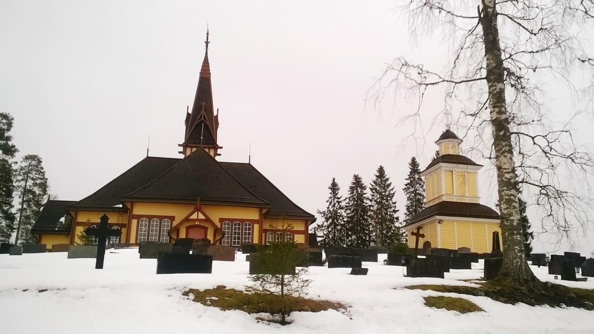 Perhon kirkkomäki ja kirkko.