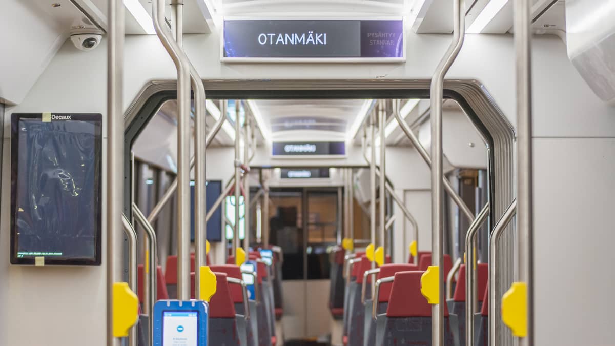 Tyhjä raitiovaunu sisältä.