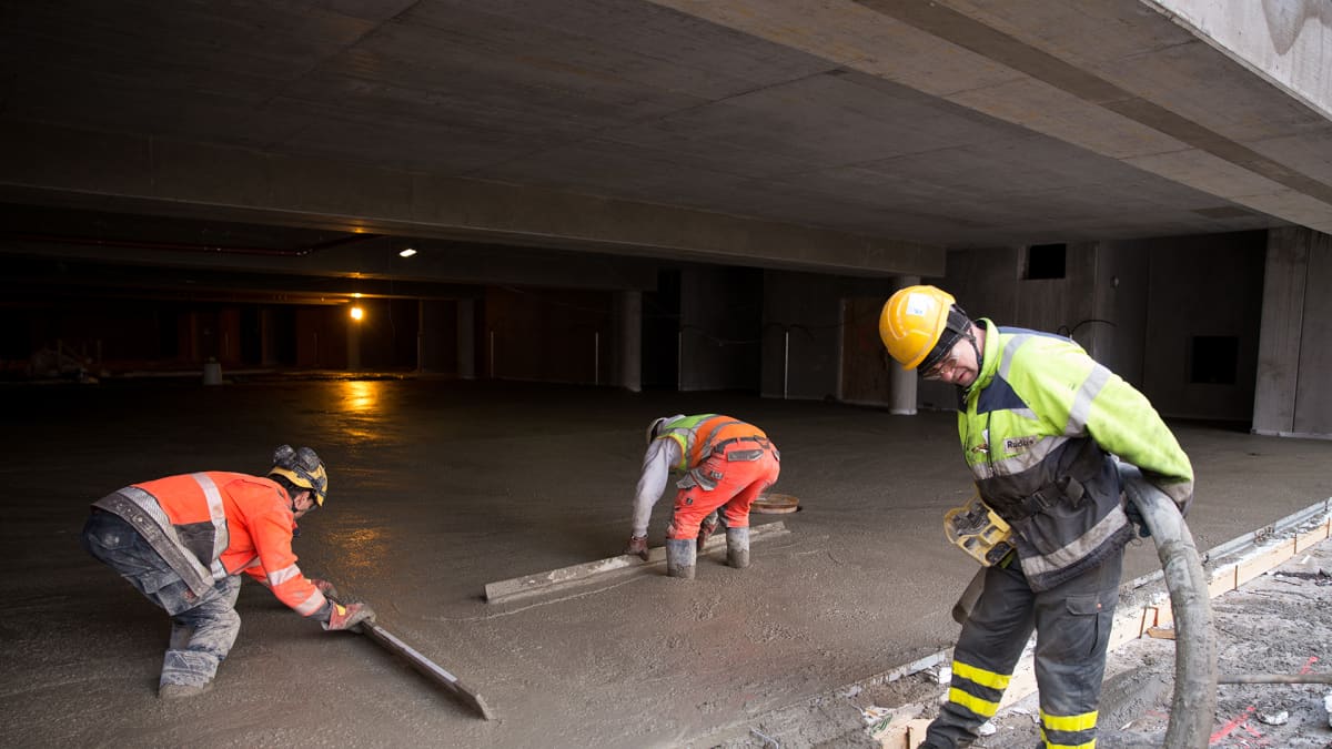 Rakennustyömaa Helsingin Kuninkaantammessa.