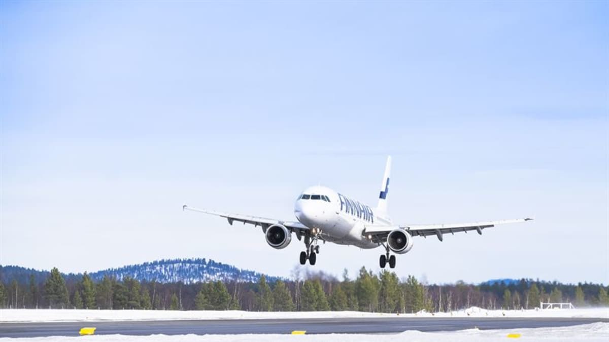 Finnairin kone laskeutumassa Ivalon kentälle.