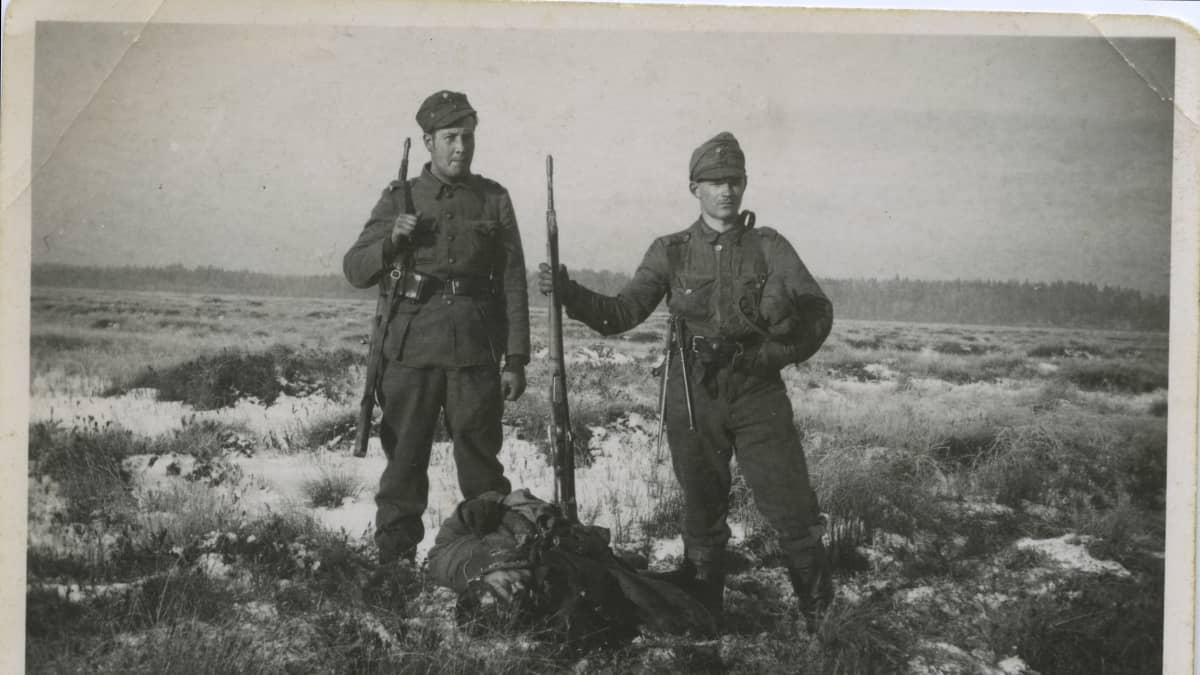 Suomalaissotilaat vihollisen ruumiin äärellä jatkosodan aikana