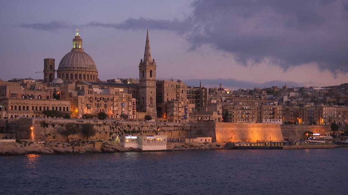 Valletta mereltä nähtynä.