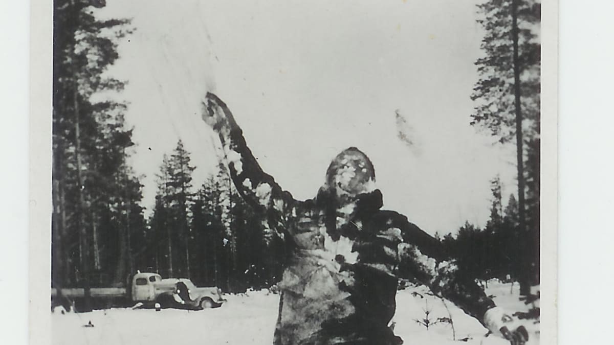 Kuva, jossa on pystyyn tuettu neuvostosotilaan ruumis toisesta maailmansodasta.