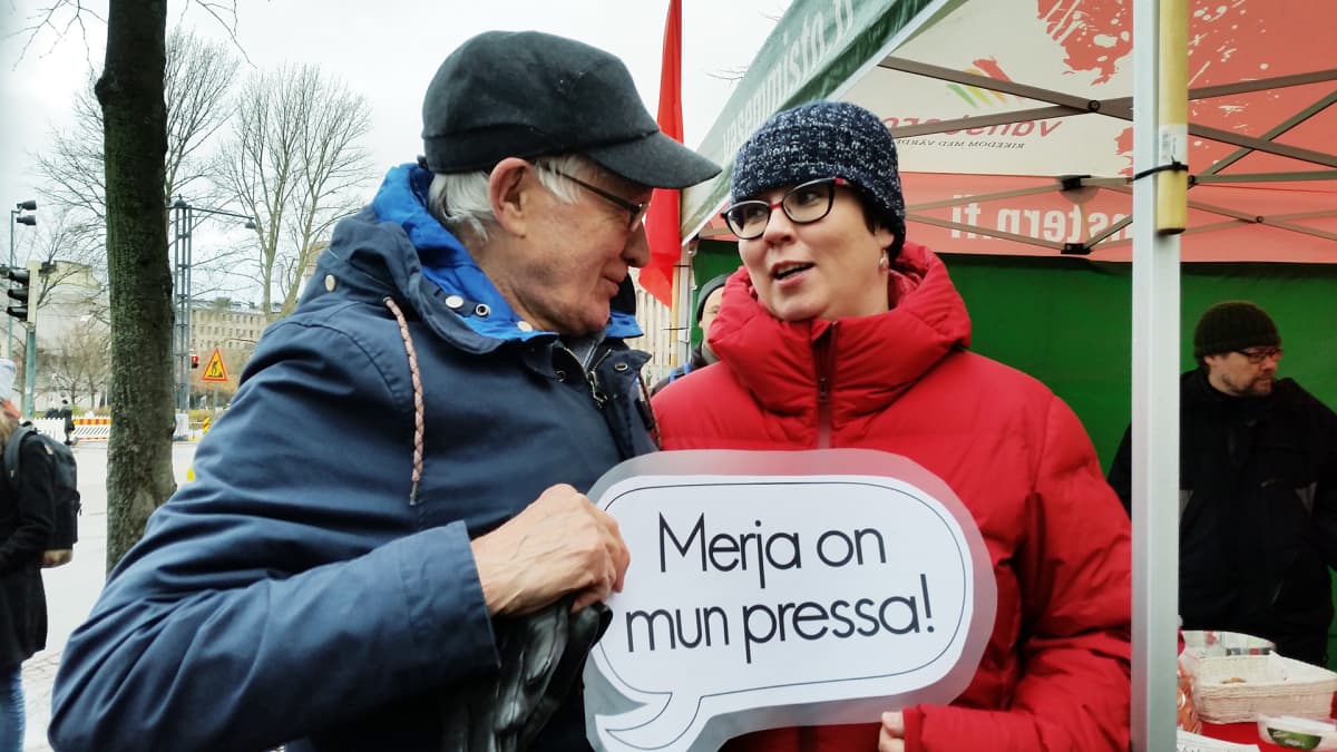 Vasemmistoliiton presidenttiehdokas Merja Kyllönen ja Matti Mäkelä Espoosta.