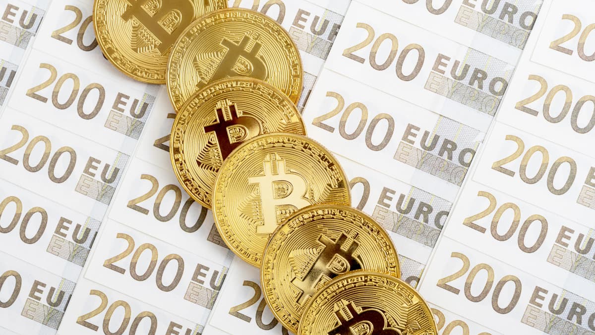 bitcoineja ja 200 euron seteleitä