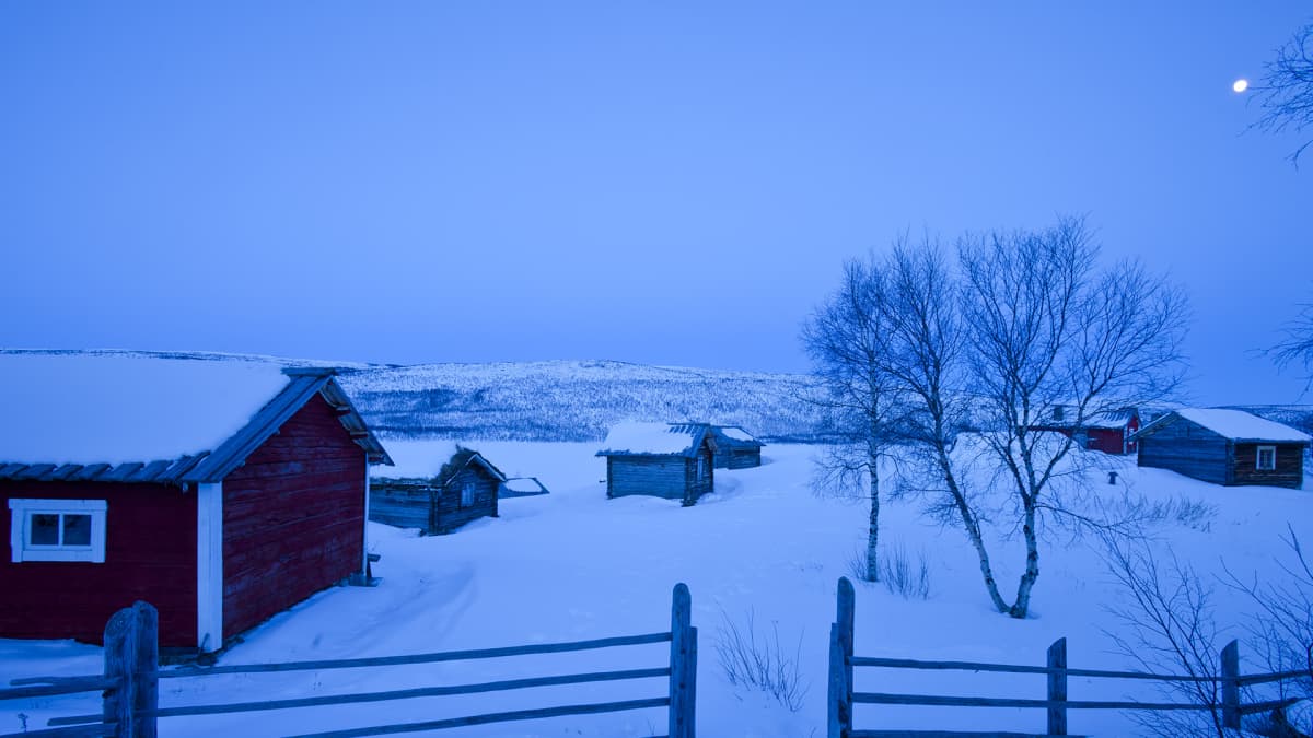Utsjoen kirkkotuvat kylmänä talvi-iltana.