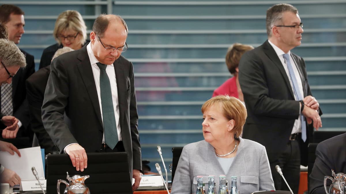 Saksan maatalousministeri Christian Schmidt ja liittokansleri Angela Merkel keskustelivat Berliinissä järjestetyssä diesel ajoneuvojen päästöjä koskevassa kokouksessa 28.11.2017.
