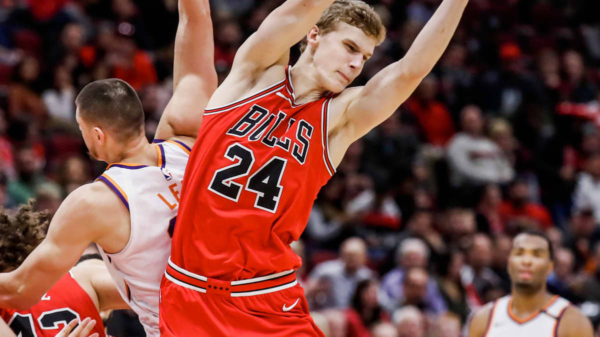 Lauri Markkanen ottaa levypallon kiinni. 