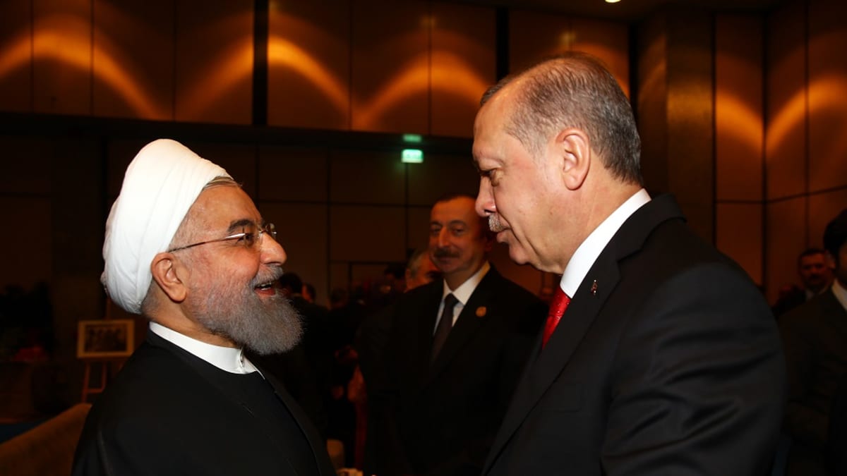 Rouhani ja Erdoğan kättelevät. Taustalla näkyy Azerbaidžanin presidentti Ilham Aliyev.