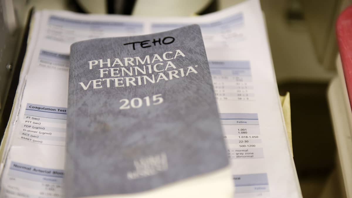 Pharma Fennica Veterinaria -kirja Viikin pieneläinsairaalassa.