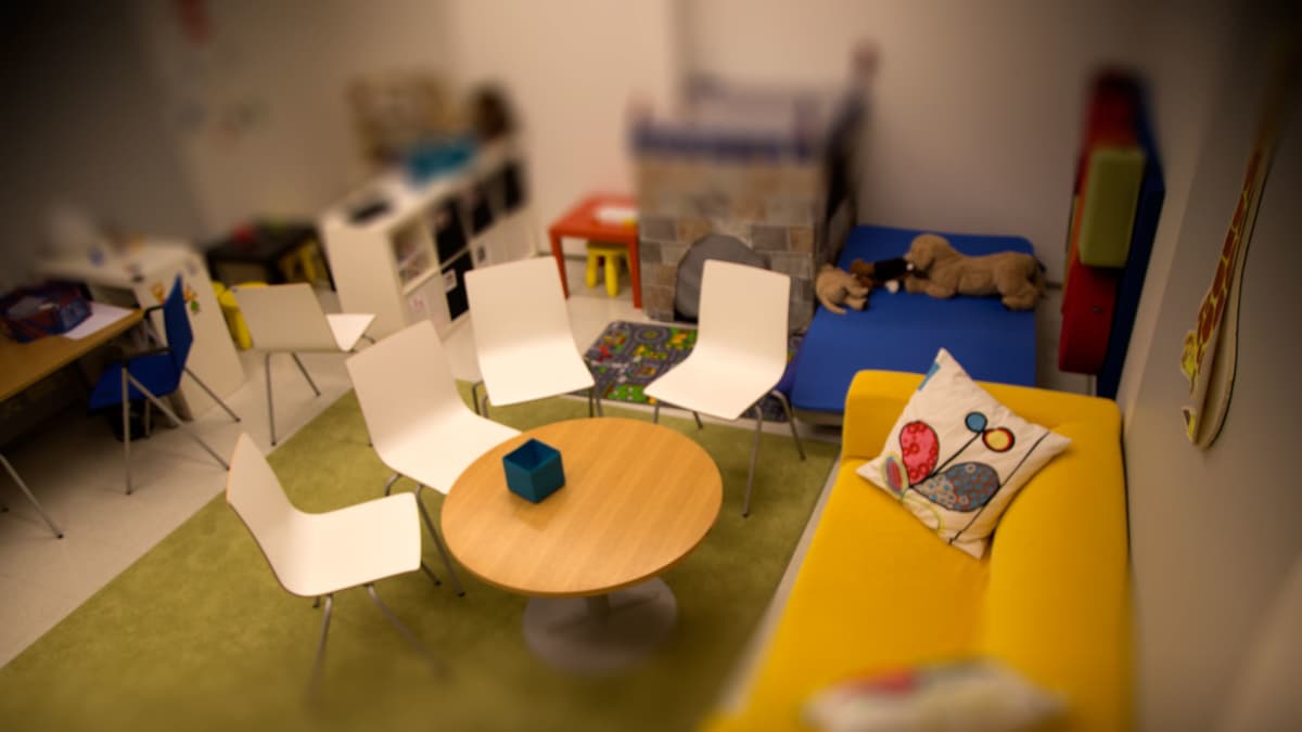 Lastenpsykiatrian avohoitoyksikön terapiahuone Espoossa.