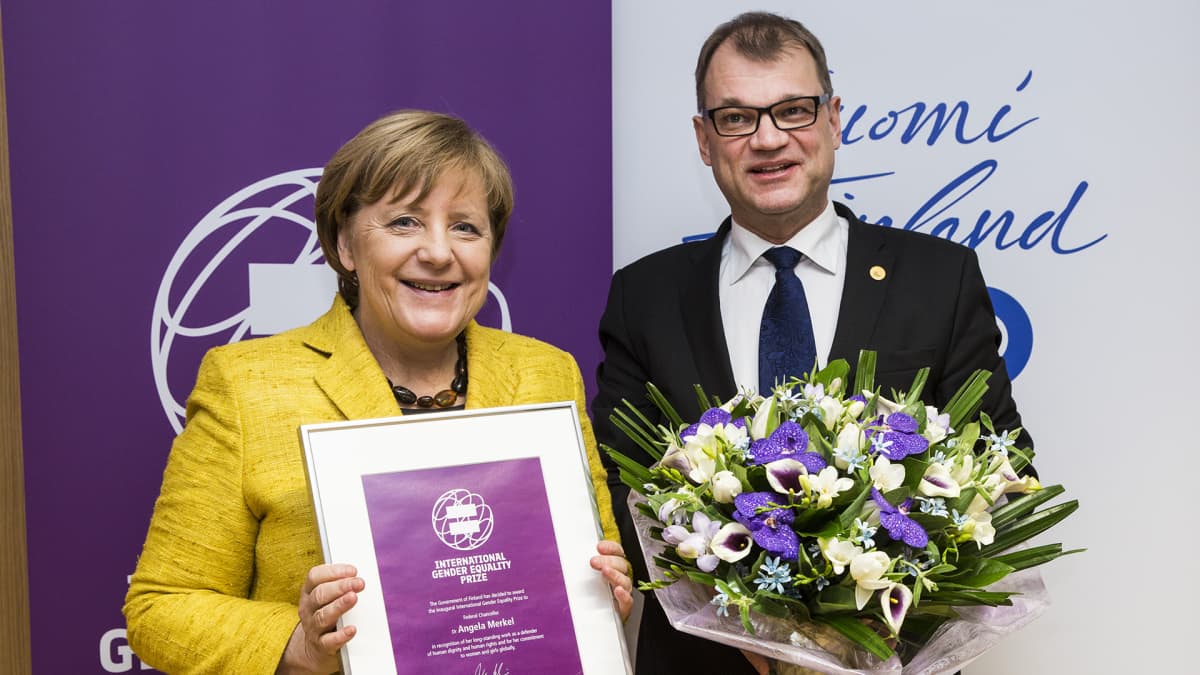 Angela Merkel sai Suomen ensimmäisen kansainvälisen tasa-arvopalkinnon. Merkel osallistui torstaina 14. joulukuuta EU-huippukokoukseen Brysselissä, jossa pääministeri Juha Sipilä julkisti palkinnonsaajan.