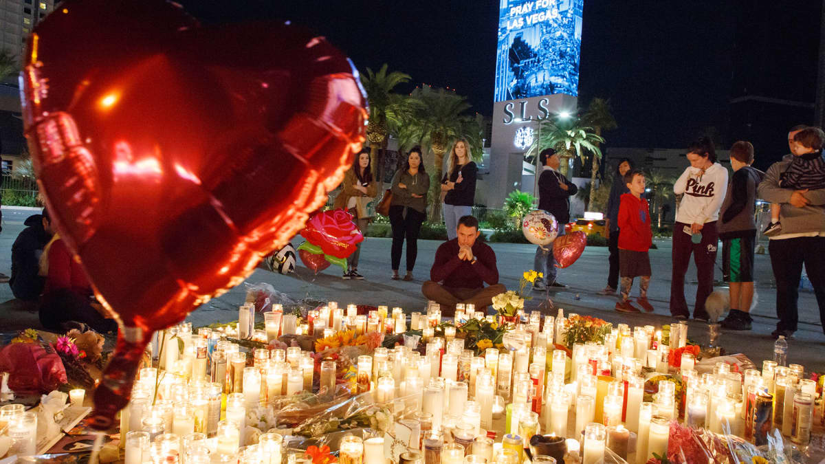 Ihmiset toivat kynttilöitä joukkoampumisessa kuolleiden muistolle Las Vegasissa 2. lokakuuta.