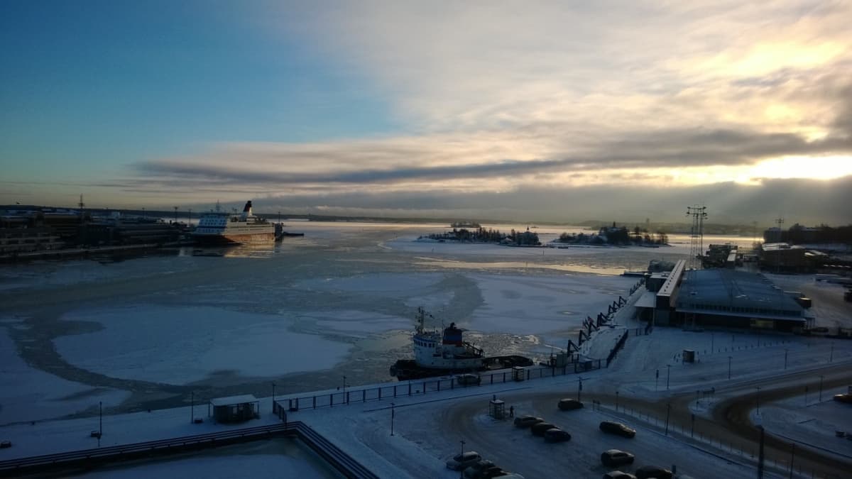 Näkymä Helsingin sataman yli.