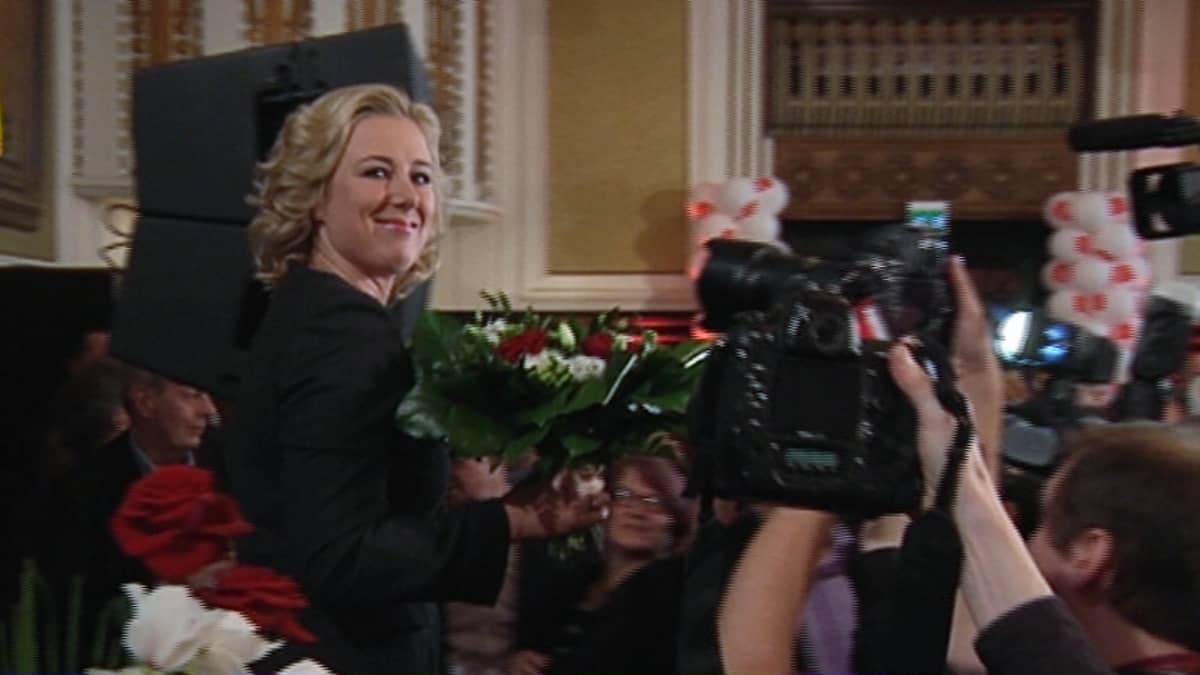 Jutta Urpilanen småler under valkvällen