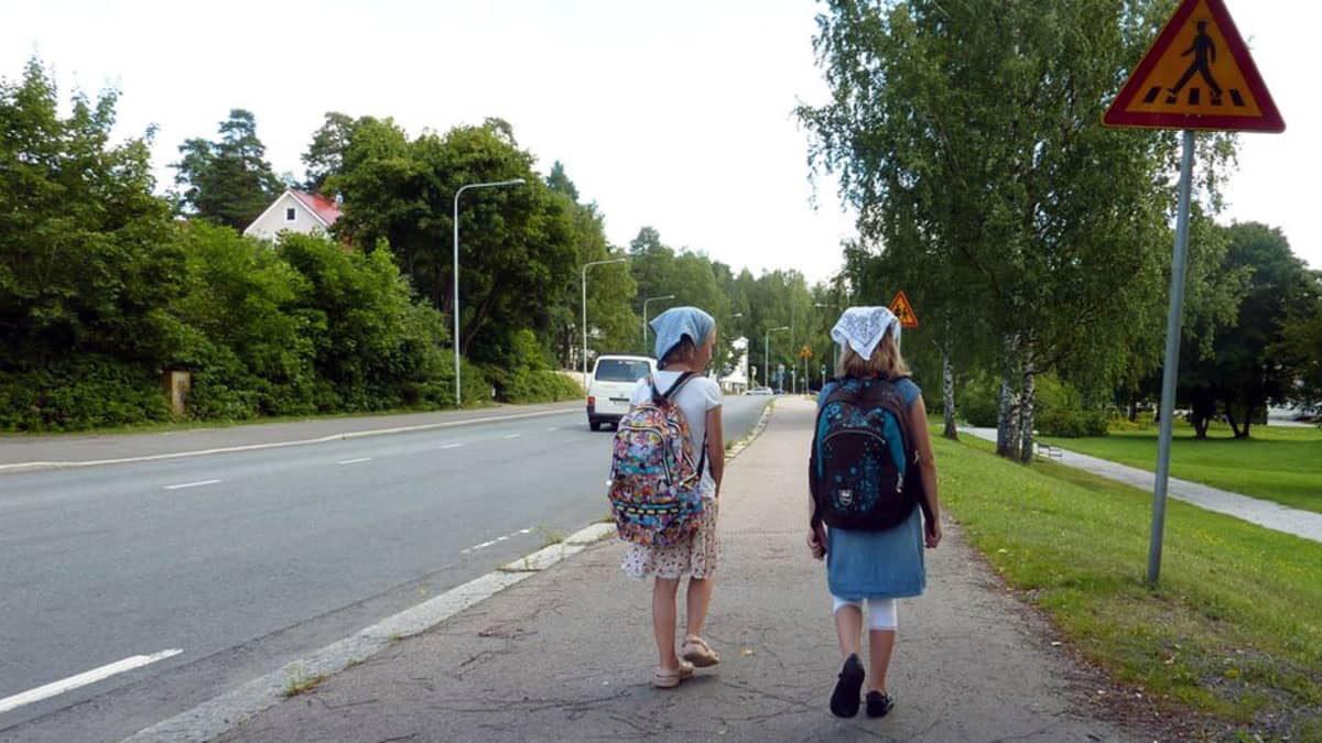 Koululaisia koulumatkalla
