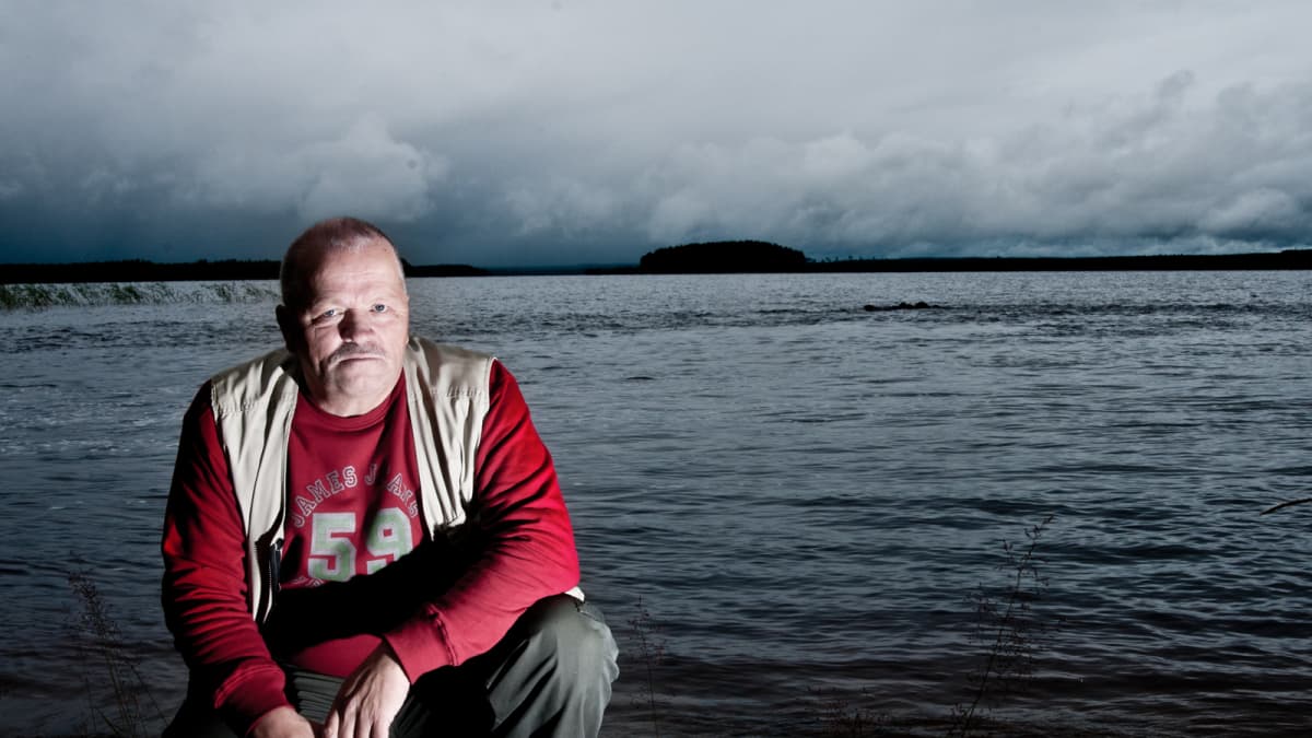 Kalastaja Laakajärven rannalla.