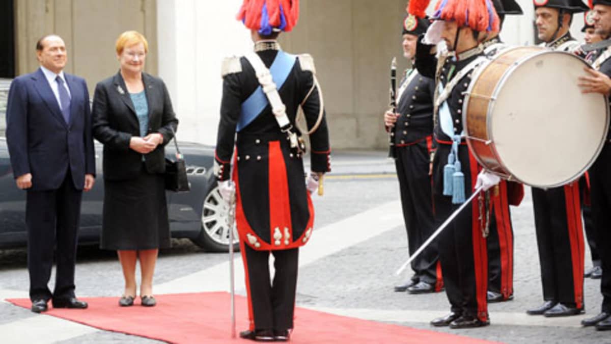 Tarja Halonen ja Silvio Berlusconi tarkastavat italialaista kunniavartiostoa Roomassa.